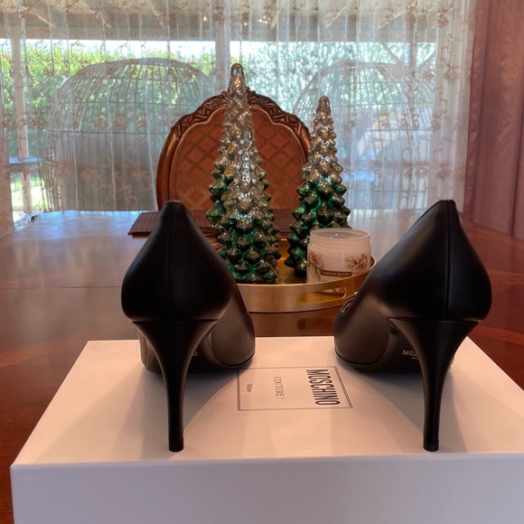 Moschino LoGo Pump - Picture 6 of 8